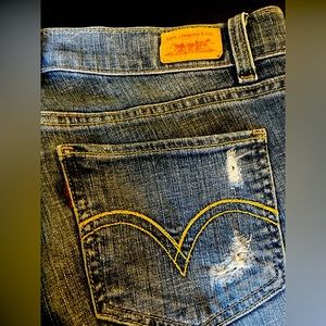 LEVI — Ripped Jeans